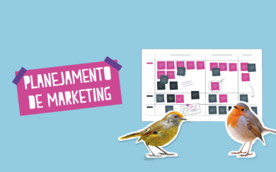 Imagem em fundo azul claro com dois passarinhos na frente de um quadro branco com vários post-its. Lê-se "planejamento de marketing" 